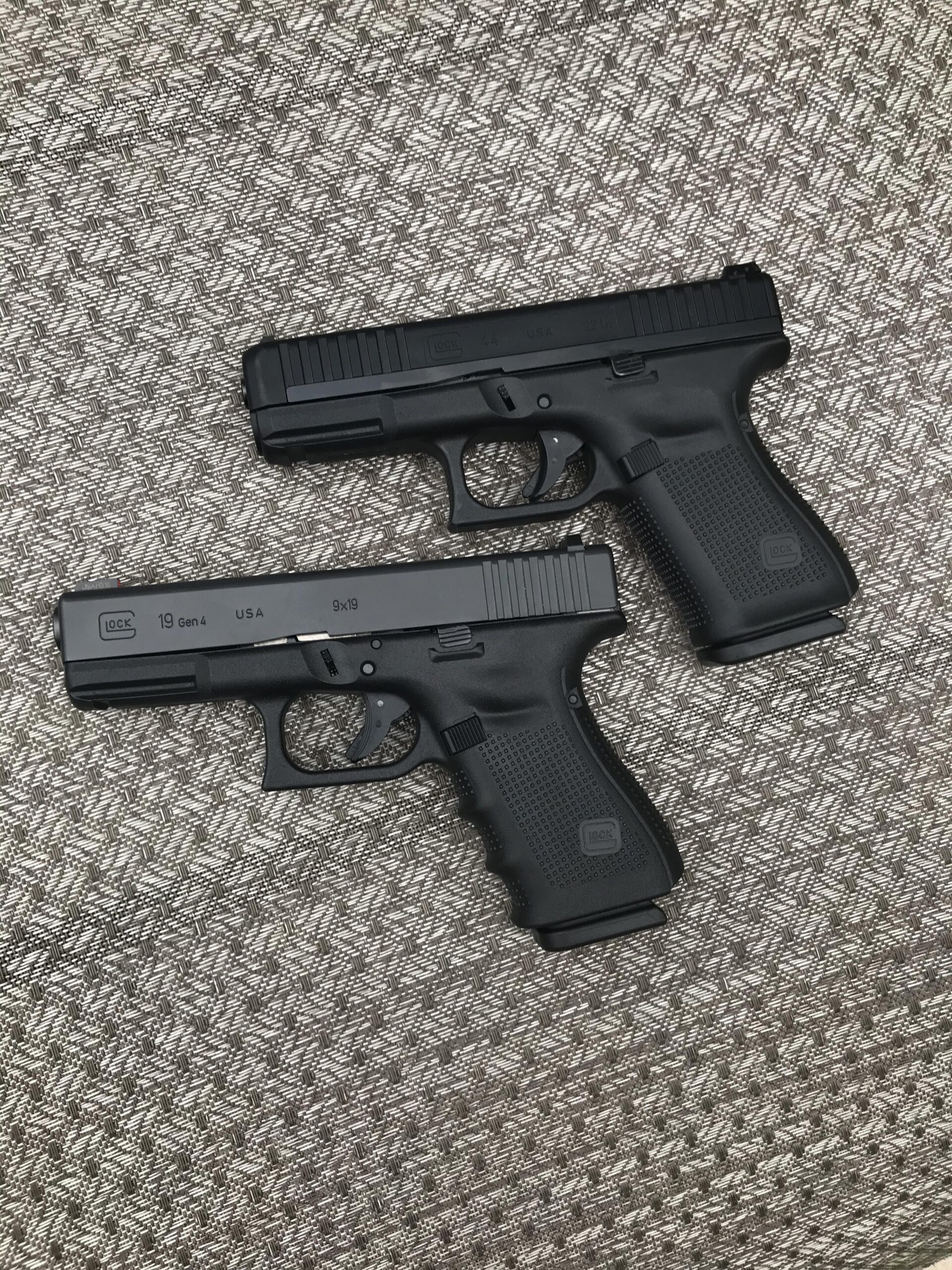 Glock 19 VS Glock 44​